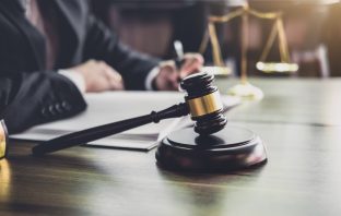 La fiscalía solicita ocho años de cárcel por el accidente de un trabajador extranjero Prisión Gestión Documental