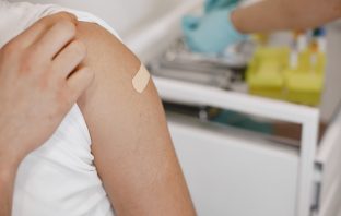 ¿Puede obligar tu empresa o cliente a vacunarte contra el COVID-19? Vacuna COVID-19