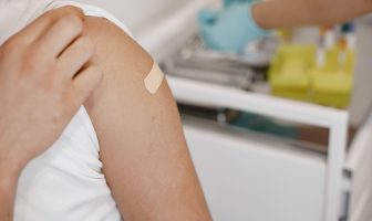 ¿Puede obligar tu empresa o cliente a vacunarte contra el COVID-19? Vacuna COVID-19